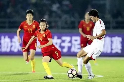 中国女足队长秀6块腹肌，现在你知道中国女足强的原因了吗？
