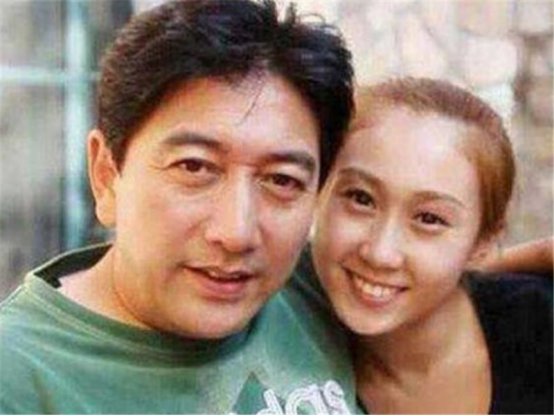 央视主持人水均益，隐藏了9年的老婆，是我们熟悉的她吗？