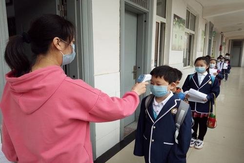 河北辛集确诊病例近半是中小学生,这波疫情为何会有这么多中小学生被感染?