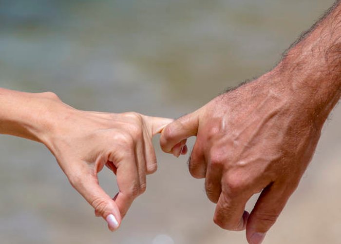 第一次牵手是什么样的感觉?