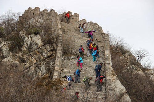 一家四口来北京爬野长城,父亲跌落15米高断崖,是什么救了父亲?
