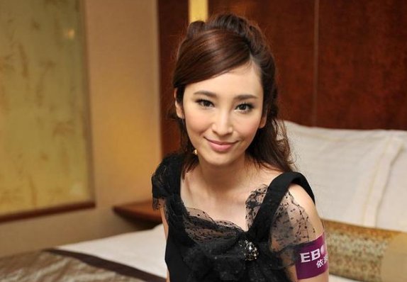 吴佩慈否认纪晓波被追债是怎么回事？