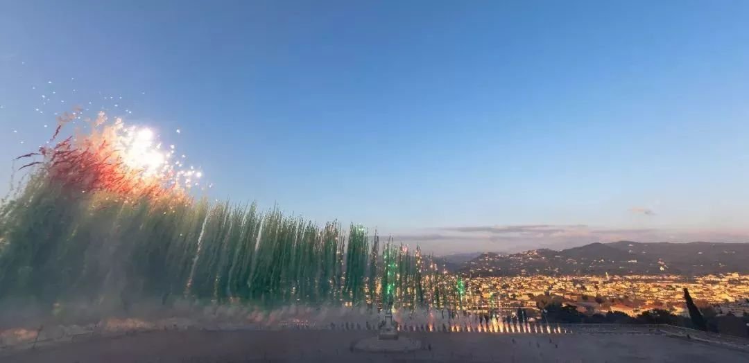 艺术家蔡国强在法国点燃白日焰火,燃放现场是何景象?