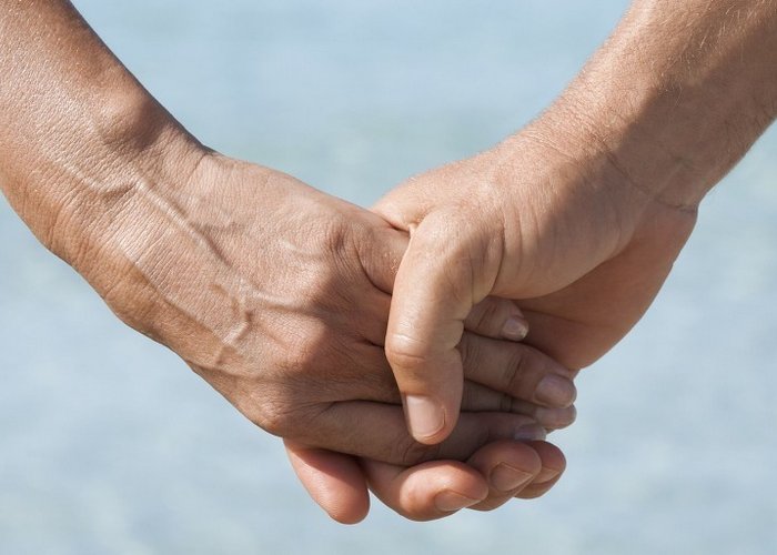 第一次牵手是什么样的感觉?