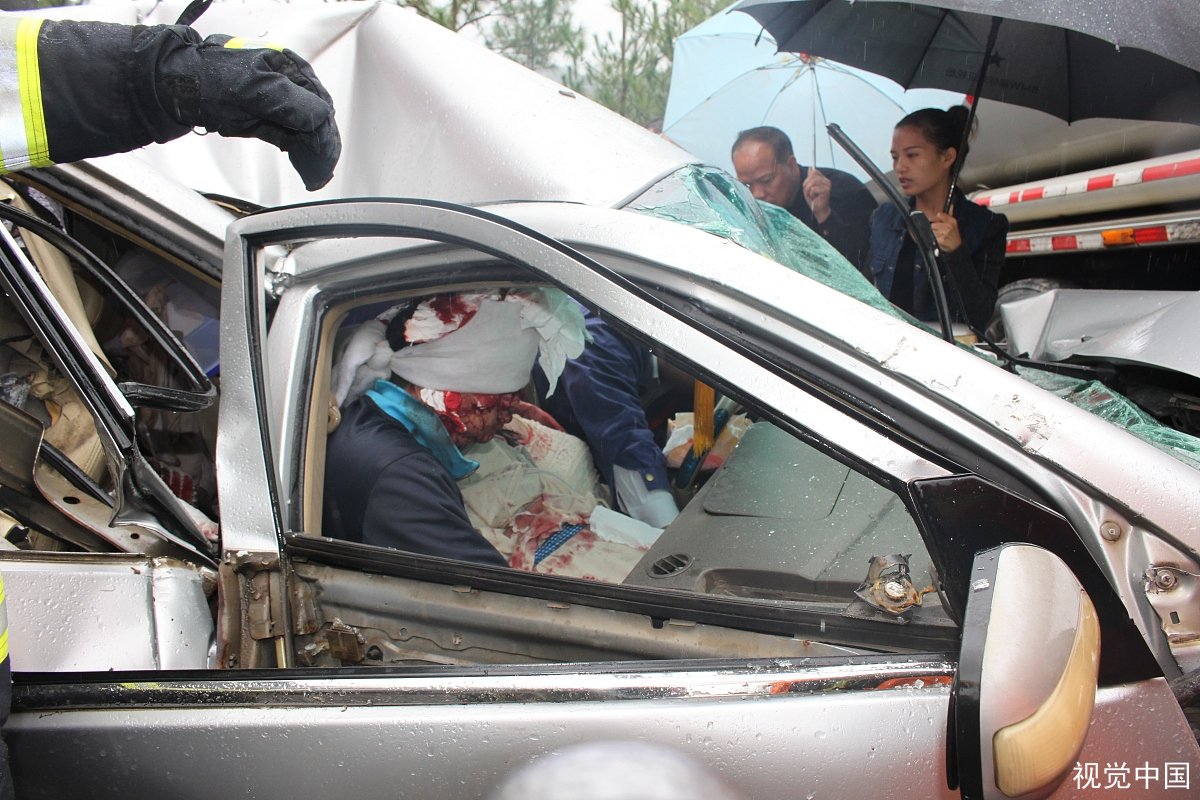 吉林发生一起重大交通事故，12人死亡4人受伤，这是怎么导致的？