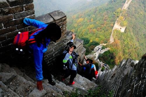 一家四口来北京爬野长城,父亲跌落15米高断崖,是什么救了父亲?