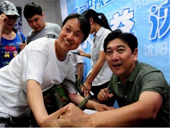 央视主持人水均益，隐藏了9年的老婆，是我们熟悉的她吗？