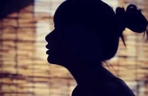 上海一抑郁症女子买三台钢琴,父亲去退货却遭拒绝,父亲该如何维权?