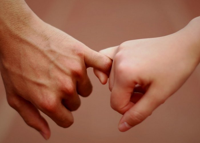第一次牵手是什么样的感觉?
