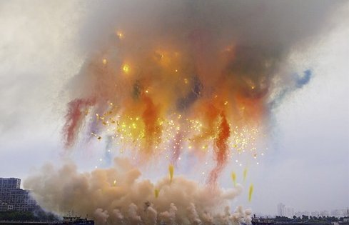 艺术家蔡国强在法国点燃白日焰火，燃放现场是何景象？