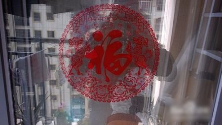 窗花纸玻璃贴怎么贴？