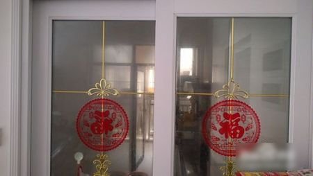 窗花纸玻璃贴怎么贴？