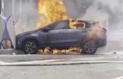 小鹏汽车在充电站自燃，是什么原因导致的？