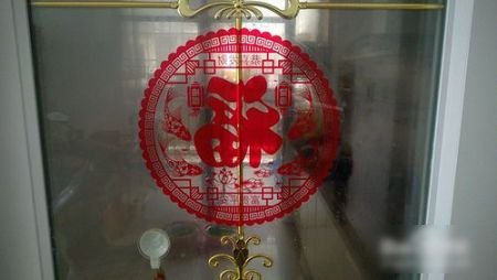 窗花纸玻璃贴怎么贴？