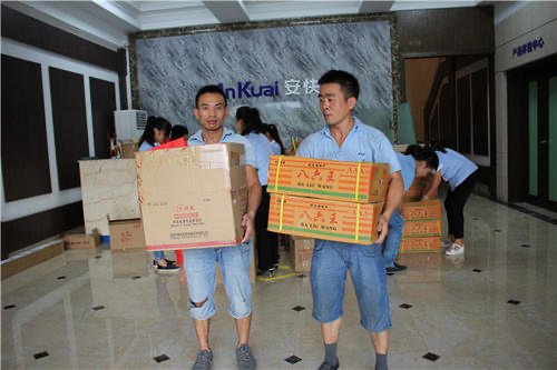 成都一公司中秋节发五花肉给员工，你觉得这个行为可取吗?