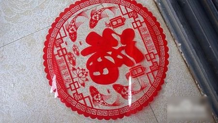 窗花纸玻璃贴怎么贴？