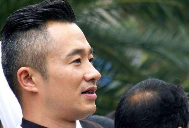 他是达人秀的主持人，娶小20岁娇妻，如今生活怎么样？