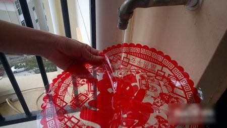 窗花纸玻璃贴怎么贴？