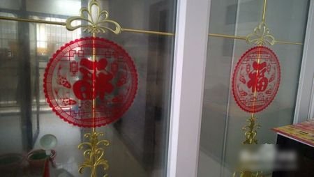 窗花纸玻璃贴怎么贴？