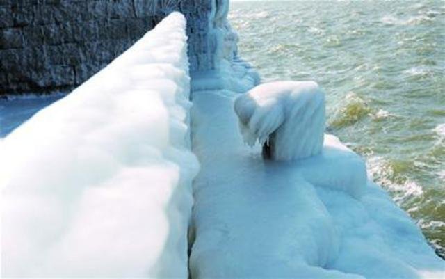 青岛海面上出现了罕见的“海浩”奇观，这一奇观是如何形成的？