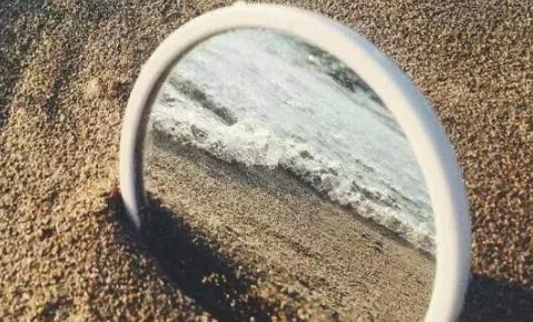 青山重重叠叠的像什么又平静又清澈像一面光滑的镜子如何补充句子？