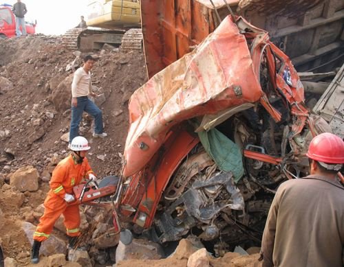 杭州一工程车侧翻，3路人被石子掩埋，事故发生的原因是什么？