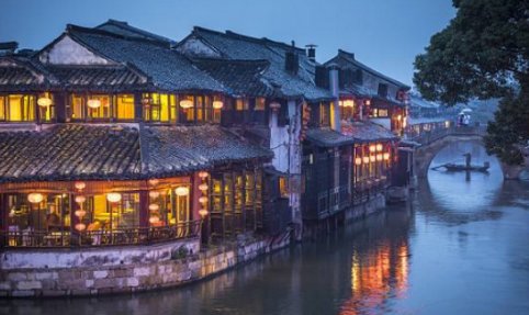 舟行碧波上 人在画中游出自哪里