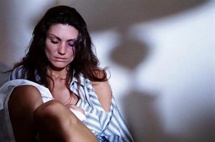 第一视角体验家暴的短片引起网友恐惧，如何才能减少家暴事件的发生？