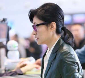 周涛素颜现身深圳被群众偶遇，她的状态怎么样？