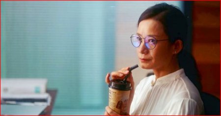 《流金岁月》亦舒的原著是怎么描述的呢？