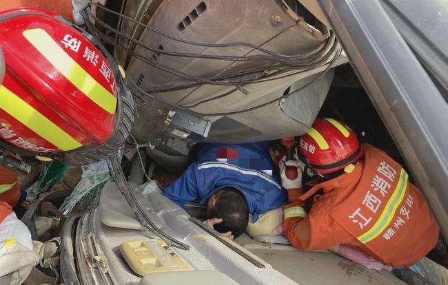 杭州一工程车侧翻，3路人被石子掩埋，事故发生的原因是什么？