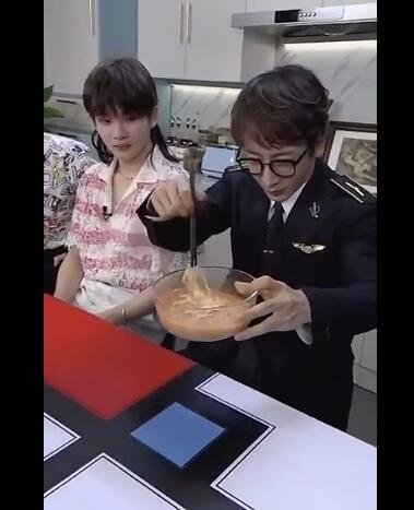 刘谦把碎纸条变成了面条，魔术中有何奥秘？