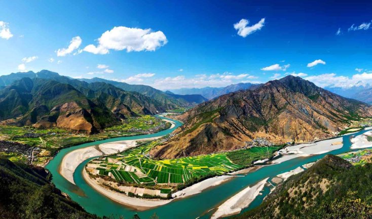 万里长江汇入什么海？