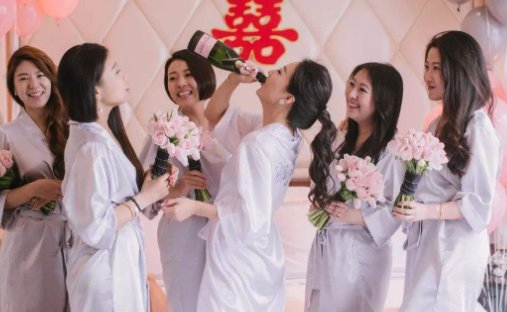 伴郎团用力过猛挤掉新娘家房门，新娘是何反应？