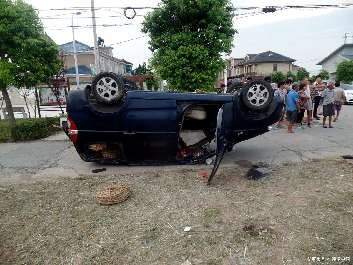云南昆明严重车祸致2人死亡，详情公布，其中哪些细节值得关注？