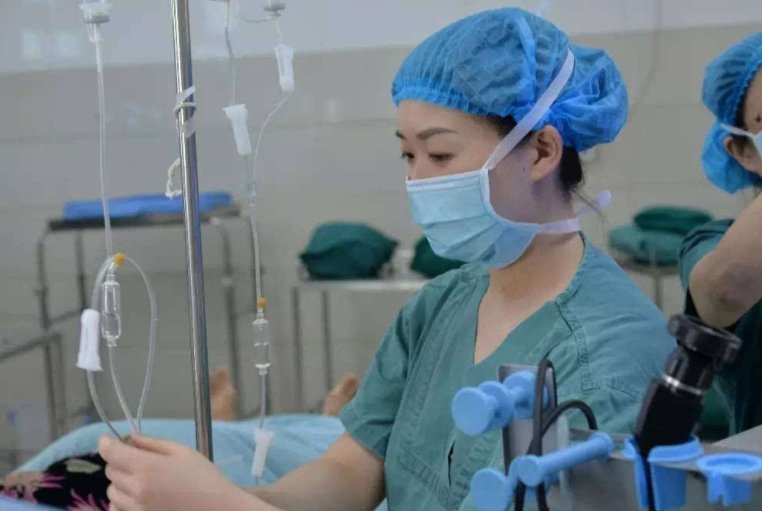 “火眼金睛”护士人群中多看一眼救人一命，护士的专业素养强吗？