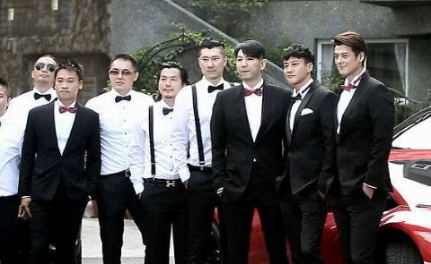 伴郎团用力过猛挤掉新娘家房门,新娘是何反应?