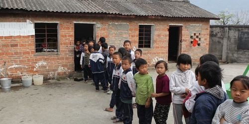 登封市一学校开学三天没有老师教学,13名孩子该何去何从?