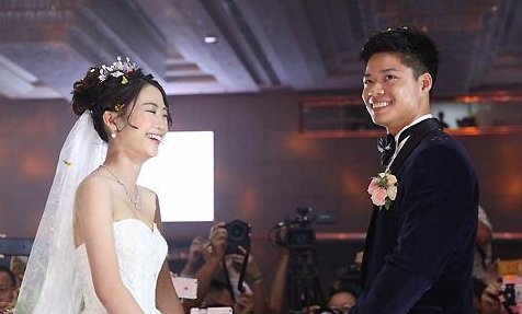 伴郎团用力过猛挤掉新娘家房门,新娘是何反应?