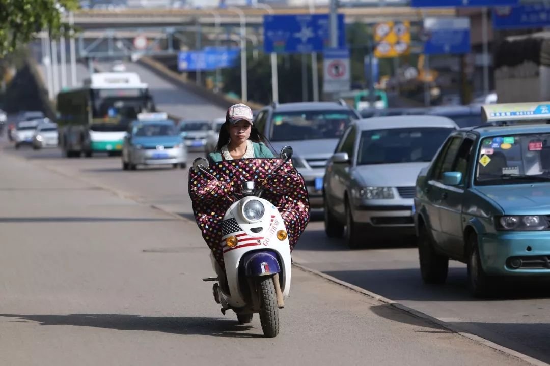 洛阳街头两小伙披棉被骑车，为何天气寒冷都阻挡不了骑行者？