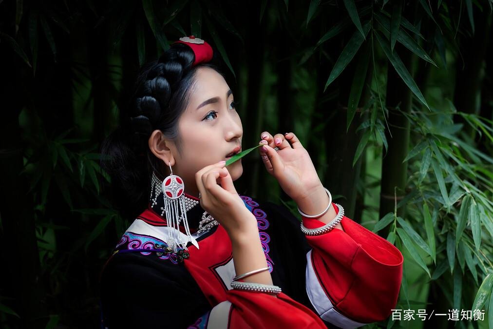 “东边日出西边雨”这句唐诗是谁写的，下一句是什么？