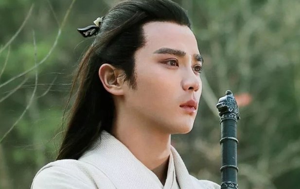 《笑傲江湖》中，林平之选在大婚前夕挥刀自宫，有什么原因吗？