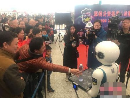 机器人警察编队在哪里亮相了？