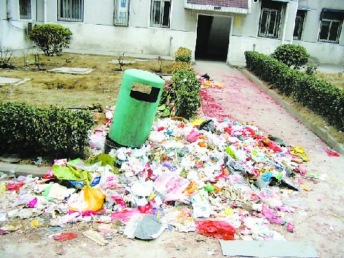 公务员考试考场外堆满垃圾，这种现象你怎么看？