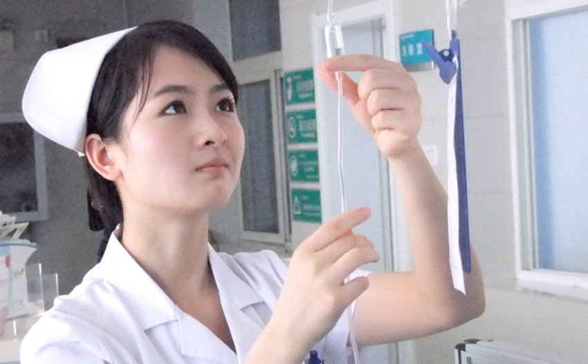 “火眼金睛”护士人群中多看一眼救人一命，护士的专业素养强吗？