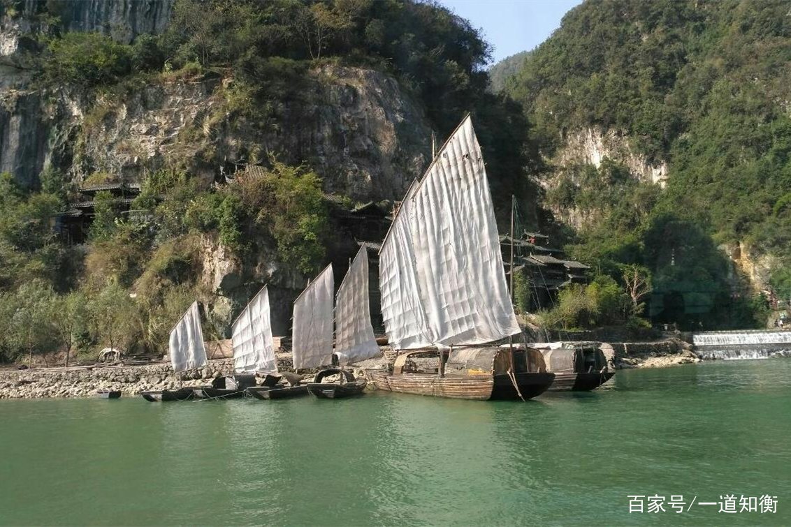 “东边日出西边雨”这句唐诗是谁写的，下一句是什么？