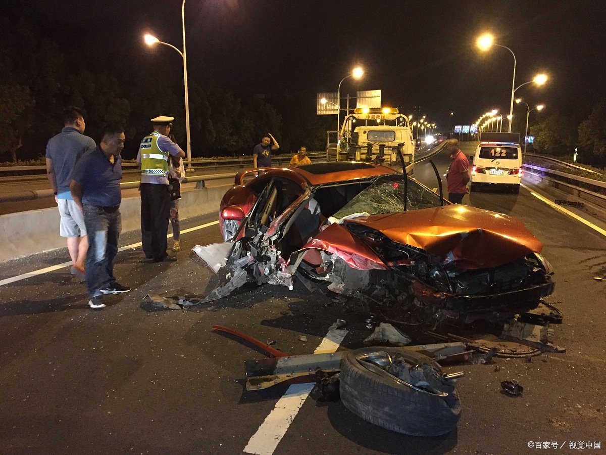 云南昆明严重车祸致2人死亡，详情公布，其中哪些细节值得关注？