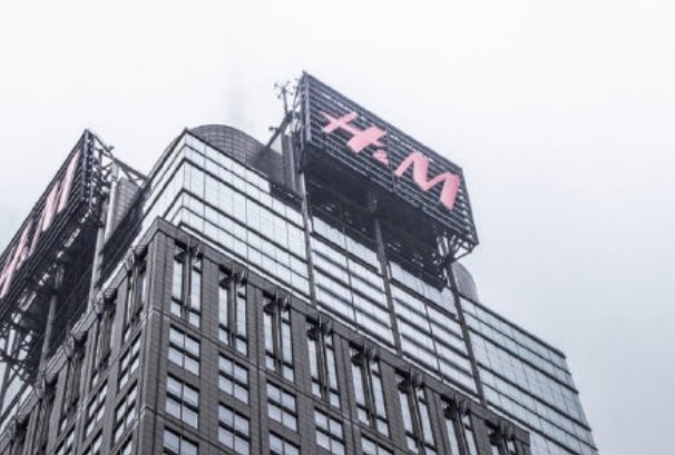 斗鱼国庆期间为HM挂开屏广告，为什么这一行为会引发网友质疑？