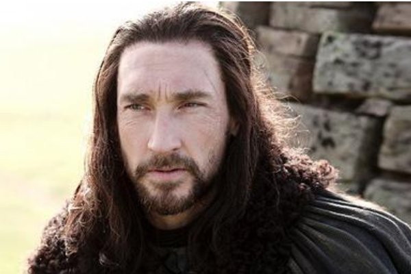 权力的游戏中，班扬-史塔克为什么不回长城以南？