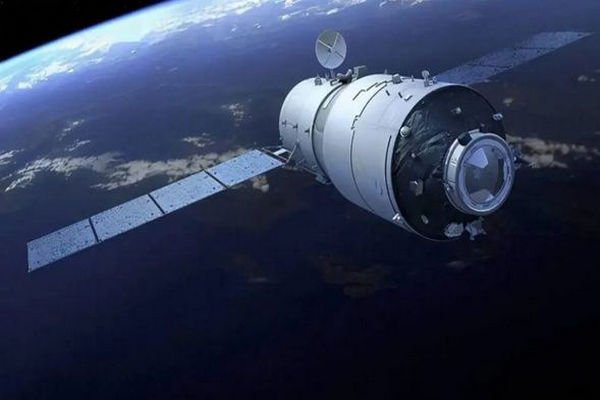 神舟十二号3名航天员顺利进驻天和核心舱，他们在空间站里穿什么鞋？